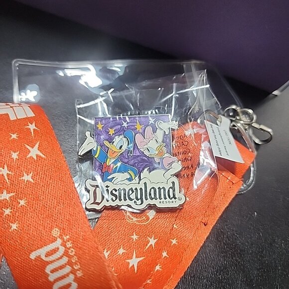 Disneyland Resort Lanyard & Enameled Pin Donald Daisy Duck Authentic AAA - Picture 2 of 3